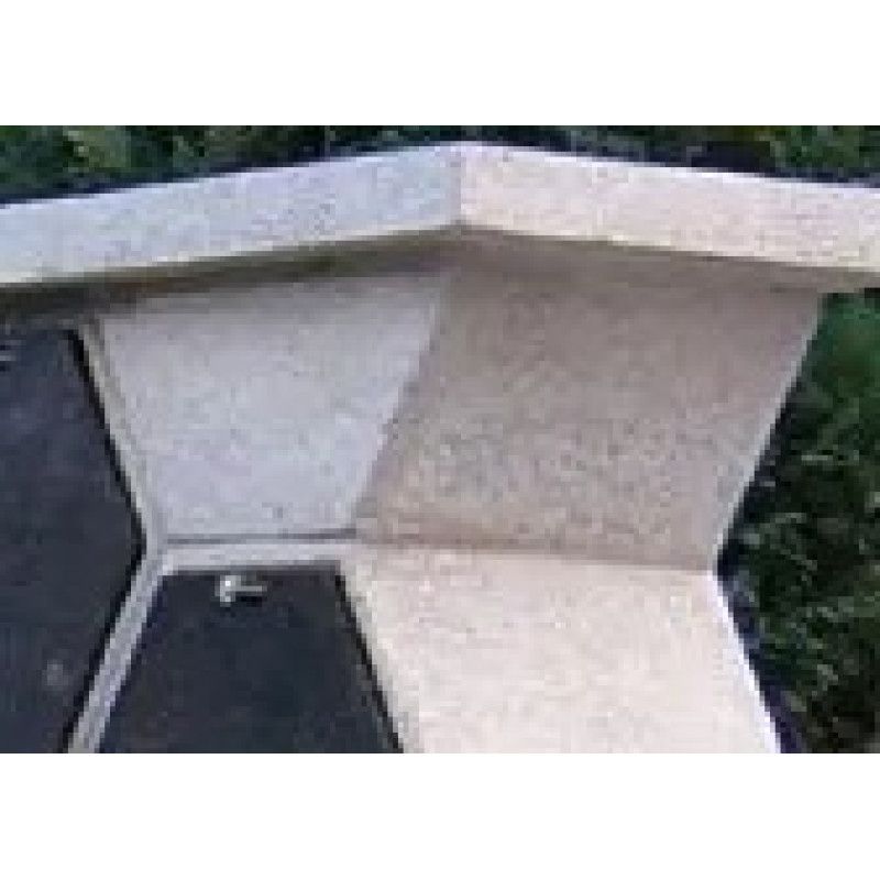 Ein halbes sechseckiges Abschlusselement aus grauem Beton mit einer glatten Oberfläche und scharfen Kanten, in Detailansicht.