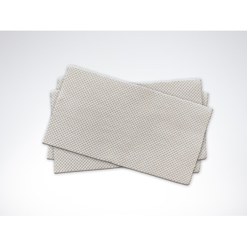 Fluff Wattetampons in einer Gesamtansicht, dreilagig, rechteckig, mit einer strukturierten, hellen Oberfläche aus weichem Material.