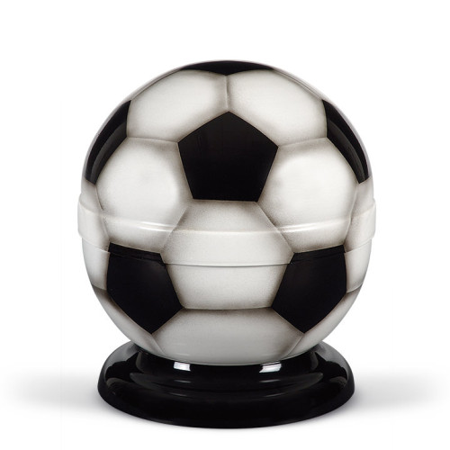 Die Stahlurne in Form eines Fußballs ist schwarz-weiß mit Airbrush-Muster und steht auf einem schwarzen Sockel.