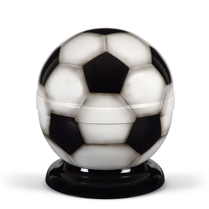 Die Stahlurne in Form eines Fußballs ist schwarz-weiß mit Airbrush-Muster und steht auf einem schwarzen Sockel.