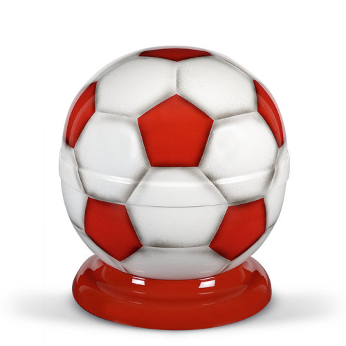 Stahlurne in Form eines Fußballs mit rot-weißer Airbrush-Gestaltung und rotem Sockel, Gesamtansicht des dekorativen Objekts.