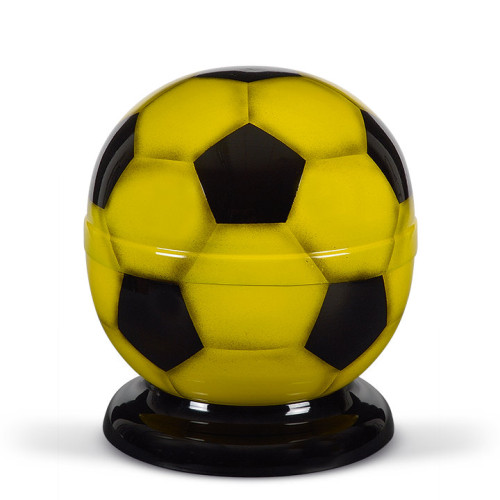 Die Stahlurne in Form eines Fußballs ist gelb mit schwarzen Sechsecken und hat einen schwarzen Sockel, sichtbar in einer Gesamtansicht.