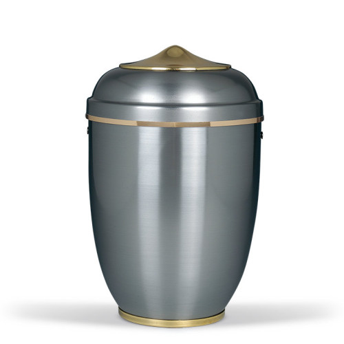 Stahlurne ZIHESTA in polierter Ausführung mit goldfarbenem Band an Haube und Fuß, in Gesamtansicht, ovaler Form und silberner Farbe.