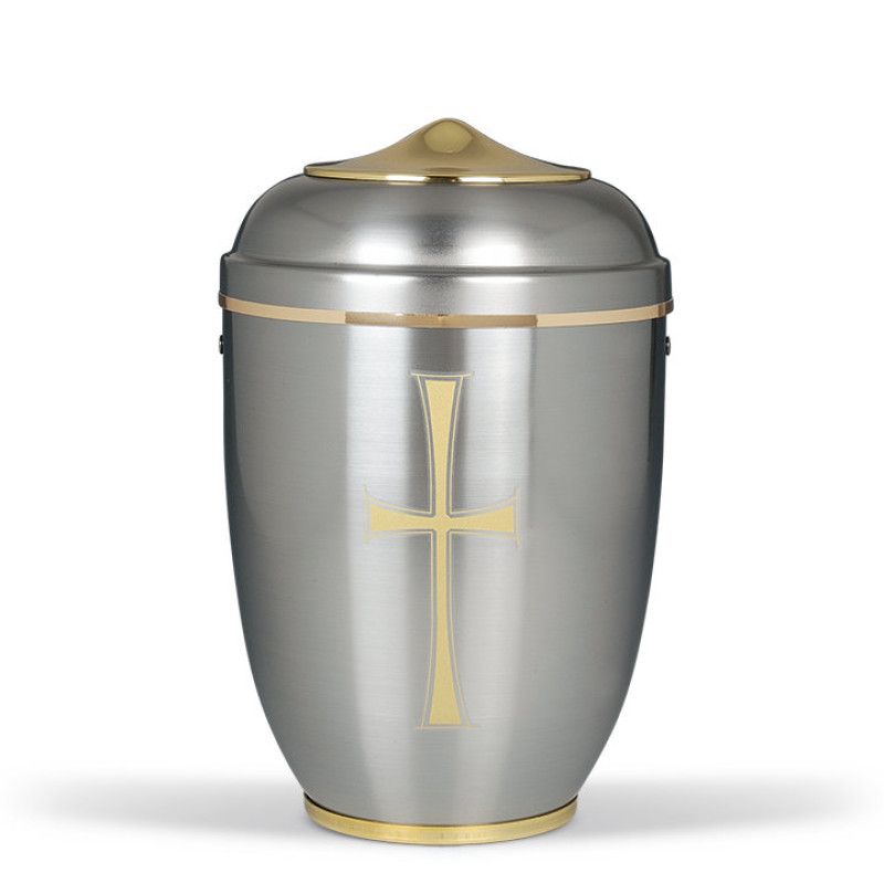 Stahlurne in polierter Messingoptik mit goldfarbenem Band und goldenem Kreuz, ovaler Form, Gesamtansicht.