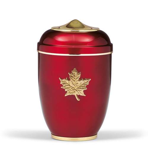 Die weinrote Stahlurne hat eine glänzende Oberfläche, ein goldfarbenes Ahornblatt sowie eine goldene Haube und einen Fuß, und zeigt eine Gesamtansicht des Objekts.