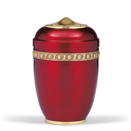 Die weinrote Stahlurne hat eine glänzende Oberfläche, eine goldfarbene Haube und einen dekorativen Rosenband aus Messing, sichtbar in Gesamtansicht.
