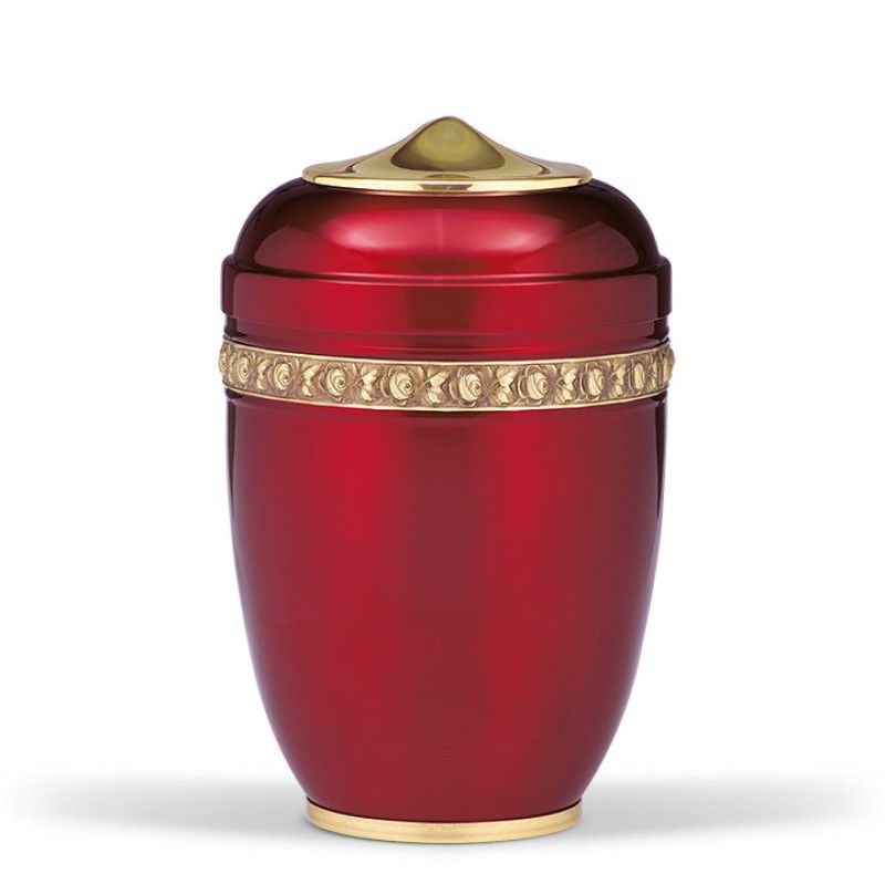 Die weinrote Stahlurne hat eine glänzende Oberfläche, eine goldfarbene Haube und einen dekorativen Rosenband aus Messing, sichtbar in Gesamtansicht.