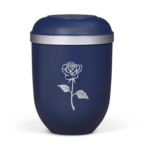 Naturstoffurne in Nacht Blau mit einem silbernen Rand und einer silbernen modernen Rose als Dekor, in einer Gesamtansicht.