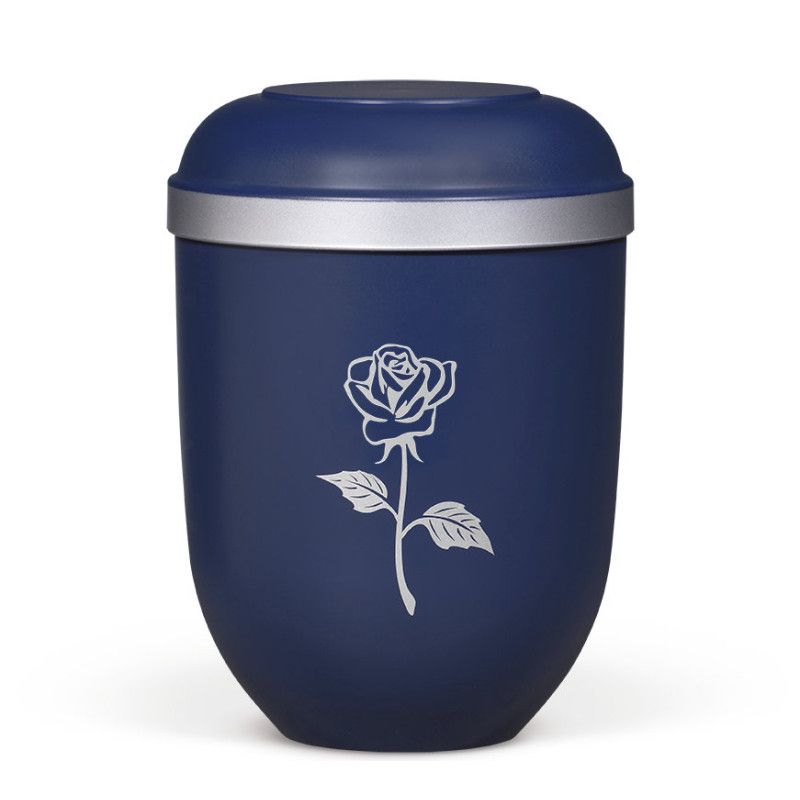 Naturstoffurne in Nacht Blau mit einem silbernen Rand und einer silbernen modernen Rose als Dekor, in einer Gesamtansicht.