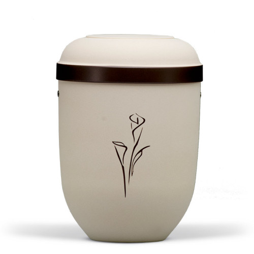 Naturstoffurne in hellbeige mit braunem Deckel, verziert mit einer braunen Calla-Blume, in Gesamtansicht.