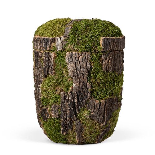 Naturstoffurne in Baum-Optik, gefertigt aus Korkeiche, mit handaufgebrachter Rinde und Moos, zeigt eine detailreiche, natürliche Oberfläche in Erdtönen.