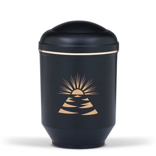 Schwarze Stahlurne mit goldfarbener Sonnenstrahlen-Dekoration und einem goldenen Band, konisch geformt mit einem runden Deckel, Gesamtansicht.