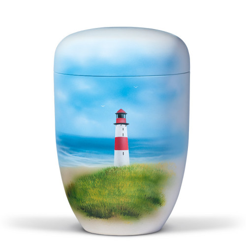 Die cremeweiße Naturstoffurne mit Airbrush-Motiv zeigt einen Leuchtturm vor einer maritimen Landschaft und hat eine ovale Form mit einem abgerundeten Deckel.
