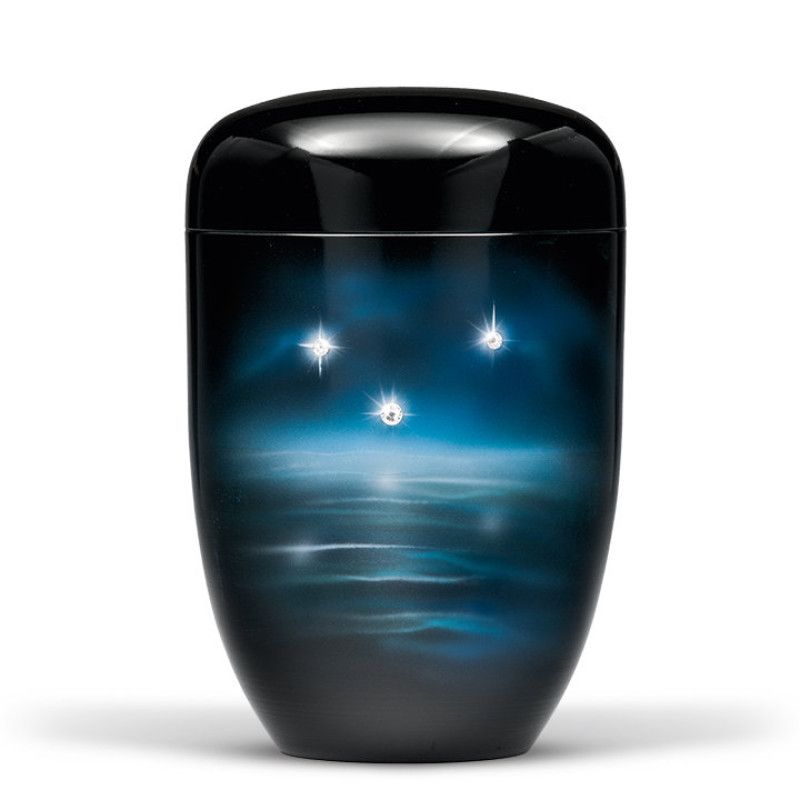 Naturstoffurne in Schwarz mit Airbrush-Motiv von funkelnenden Sternen und einem blauen, sanften Farbverlauf, Gesamtansicht.