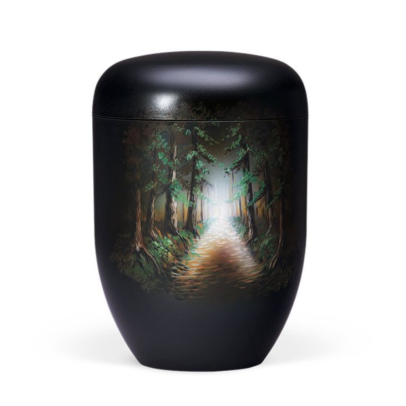 Schwarze Naturstoffurne mit handbemaltem Waldweg-Motiv, zeigt einen schmalen Pfad zwischen Bäumen, Gesamtansicht der Urne.