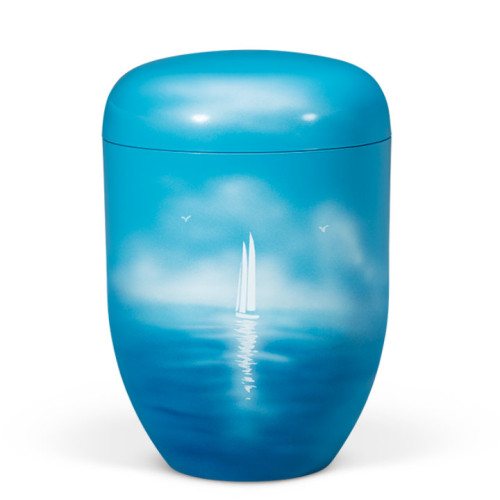 Naturstoffurne in Himmelblau mit Airbrush-Motiv eines Segelschiffs und Wolken, runde Form, Gesamtansicht.