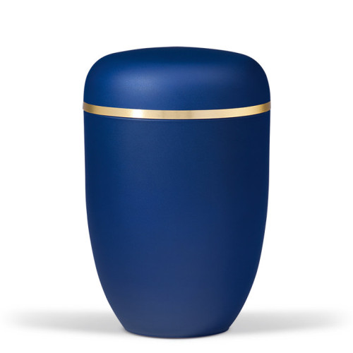 Die Naturstoffurne in Saphirblau Velours hat eine ovale Form, eine matte Oberfläche und ist mit einem gebürsteten Goldband verziert.