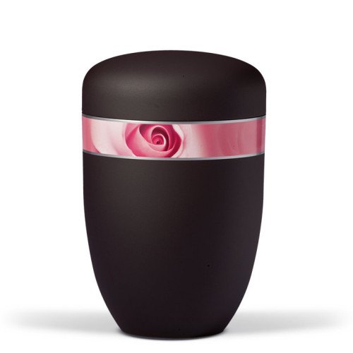 Naturstoffurne in anthrazit mit einem glänzenden Dekorband in Rosa, das eine Rosenblüte zeigt; Gesamtansicht der Urne mit runder Form und mattem Finish.