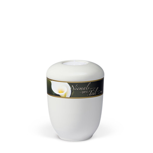 Gedenkurne aus cremeweißer Keramik mit einem dekorativen Band in Schwarz und Gold, das eine Calla-Blume sowie den Text "Niemals ganz" zeigt, Gesamtansicht.