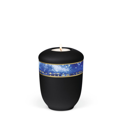 Die Gedenkurne aus Keramik in Anthrazit hat eine runde Form, einen blauen Velours-Dekor mit goldenen Akzenten und ein Teelicht in der Mitte.