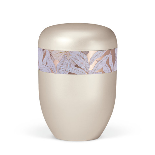 Cremeweiße Naturstoffurne mit glänzendem, rosé-goldenem Dekor in Form von Blättern, ovaler Form und abgerundetem Deckel, Gesamtansicht.