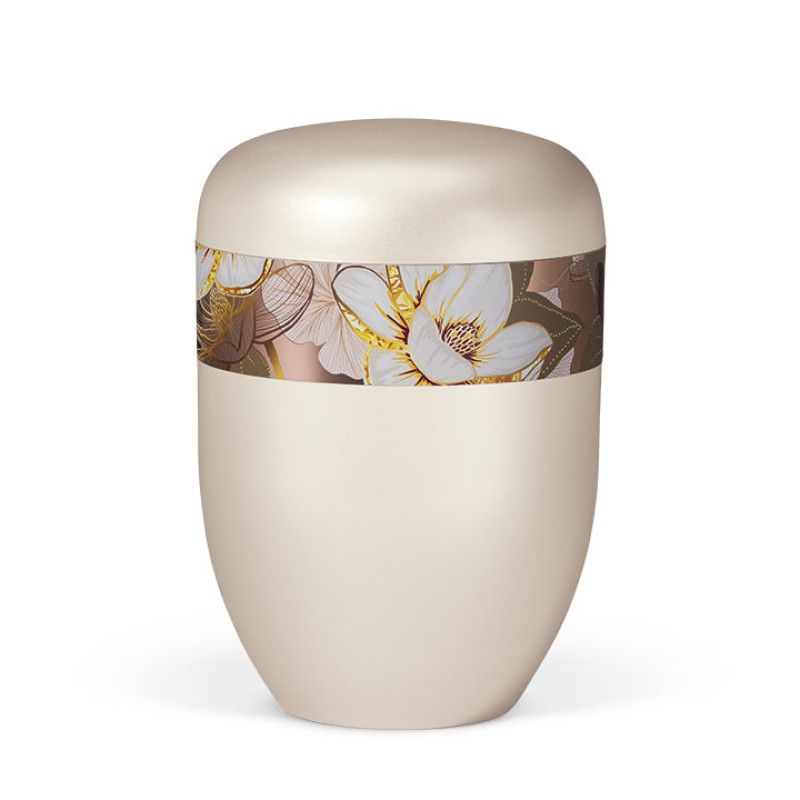 Naturstoffurne in cremeweiß mit perlmuttartiger Oberfläche und einem dekorativen Rosé-Gold-Band, das mit Magnolia-Motiven verziert ist.