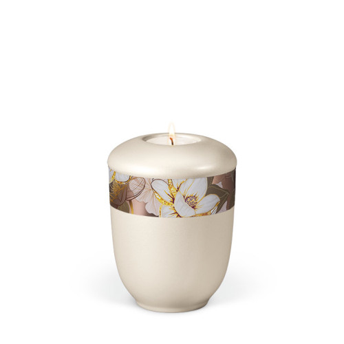 Cremeweiße Keramikurne mit perlmuttartiger Oberfläche, verziert mit einem rosé goldenen Dekor von Magnolienblüten und einem integrierten Teelicht.