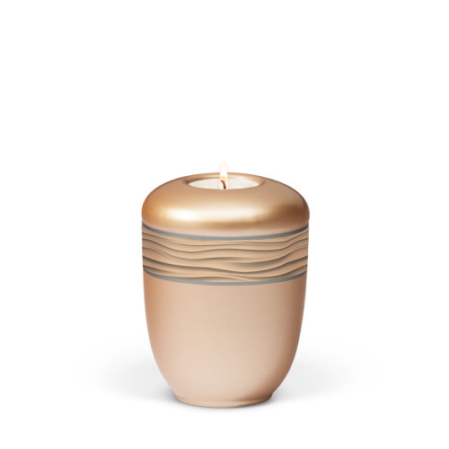 Keramikurne in Apricot mit Wellenmuster-Dekorband und integriertem Teelicht, in runder Form und glänzender Oberfläche, Gesamtansicht.