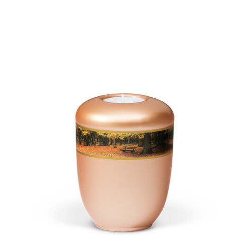 Keramikurne in apricot mit glänzender Oberfläche, dekoriert mit einem Band in Waldlandschaft, ausgestattet mit einem Teelicht in der oberen Öffnung.