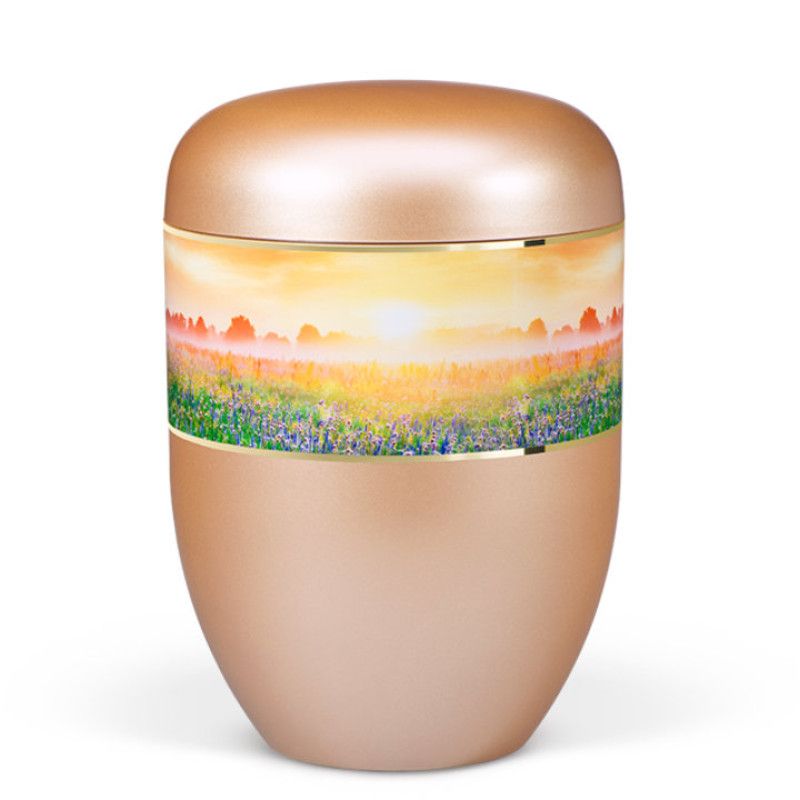 Naturstoffurne in Fishsilber- Apricot mit einem dekorativen breiten Band, das eine Landschaft mit Sonnenaufgang zeigt, in Gesamtansicht.