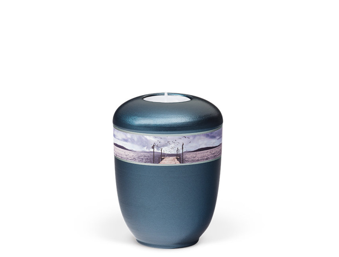 Keramikurne, Blau Perlmutt, Dekorband Seesteg, Gedenkurne mit Teelicht