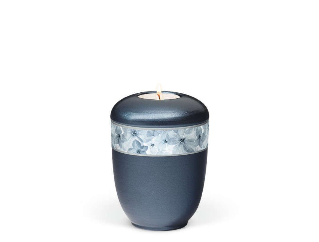 Keramikurne, Blau Perlmutt, Dekorband Blüten Blau, Gedenkurne mit Teelicht