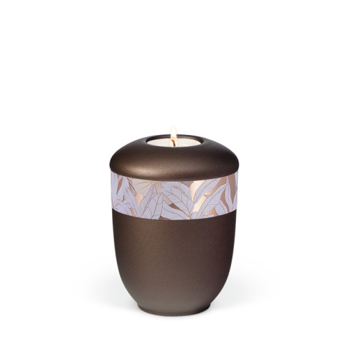 Die kastanienbraune, matte Gedenkurne aus Keramik hat eine runde Form, einen dekorativen Rosé-Gold-Bereich mit Blattmotiven und ein Teelicht in der Mitte.