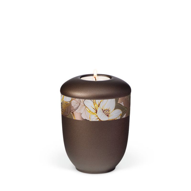 Kastanienbraune, matte Keramik-Gedenkurne mit einem dekorativen Rosé-Gold-Magnolia-Muster und einem integrierten Teelicht, Gesamtansicht.