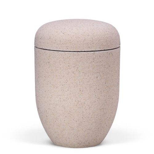 Die beige Naturstoffurne hat eine sandbeschichtete Oberfläche, eine runde Form und einen abgerundeten Deckel, sichtbar in einer Gesamtansicht.