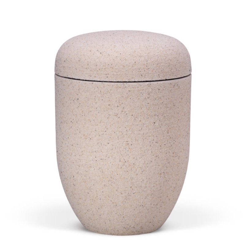 Die beige Naturstoffurne hat eine sandbeschichtete Oberfläche, eine runde Form und einen abgerundeten Deckel, sichtbar in einer Gesamtansicht.
