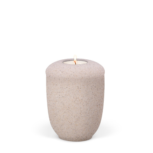 Beige Gedenkurne aus Keramik mit sandbeschichteter Oberfläche, runde Form und Teelicht im oberen Bereich, Gesamtansicht des Produkts.