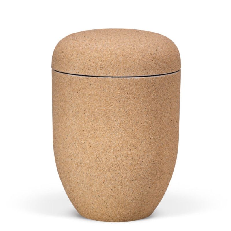 Sandfarbene Naturstoffurne mit sandbeschichteter Oberfläche, ovaler Form und abnehmbarem Deckel, Gesamtansicht.