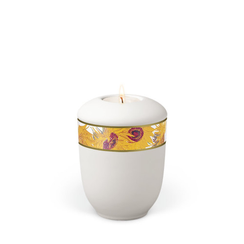 Weiße, matte Keramikurne mit goldener Dekorband, verziert mit Sonnenblumenmotiven, und einem Teelicht in der Mitte, Gesamtansicht.