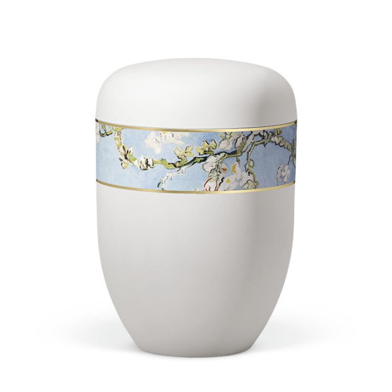 Die Naturstoffurne in Weiß Matt hat eine ovale Form und ist mit einem dekorativen, blauen Band mit Van Gogh's Mandelblüte verziert.
