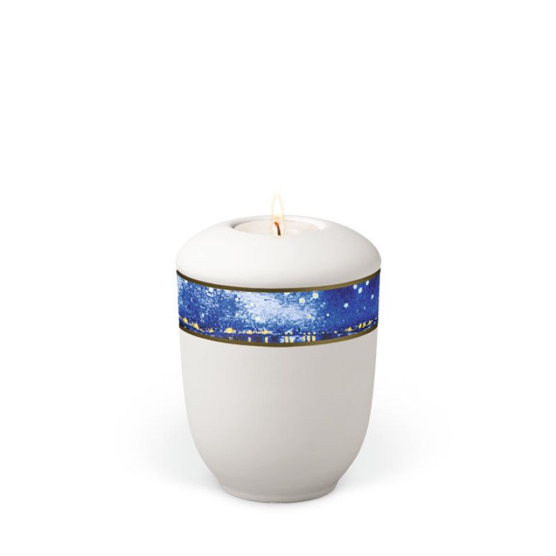 Weiße, matte Keramikurne mit einem blauen, sternenartigen Dekor und goldener Umrandung, die ein Teelicht enthält, in einer Gesamtansicht.