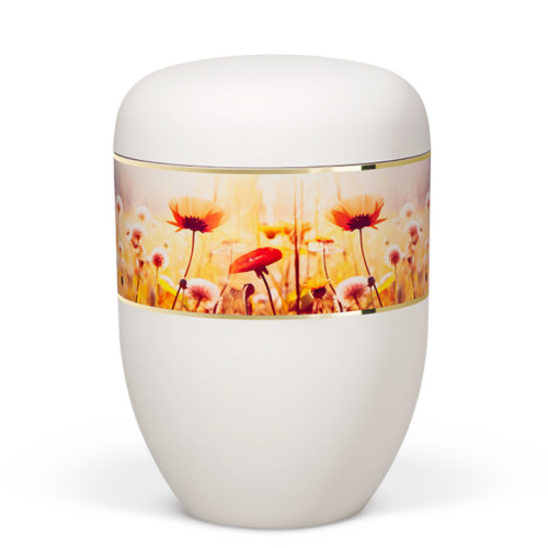 Die Naturstoffurne ist weiß matt, hat eine ovale Form und ein dekoratives, breites Band mit bunten Wildblumenmotiven sowie einem goldenen Rand.