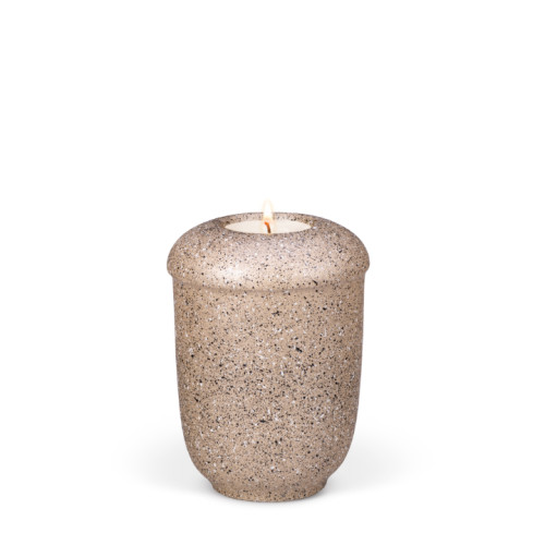 Keramikurne in perlbeige mit Steinoptik, rundliche Form, leicht gewölbter Deckel und eine Kerze in der Mitte, Gesamtansicht.
