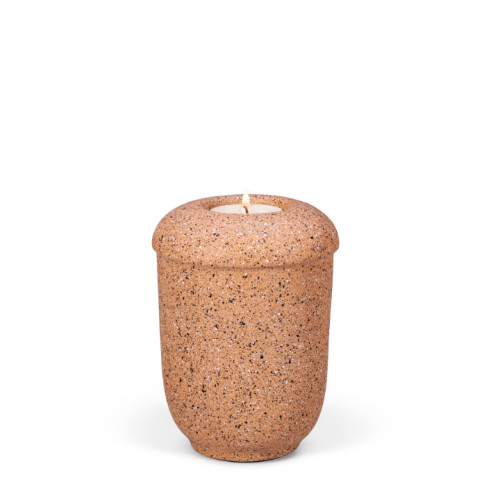 Keramikurne in Ockerorange mit Steinoptik, rundliche Form und leicht gewölbter Oberseite, Gesamtansicht mit einer Kerze auf der Öffnung.