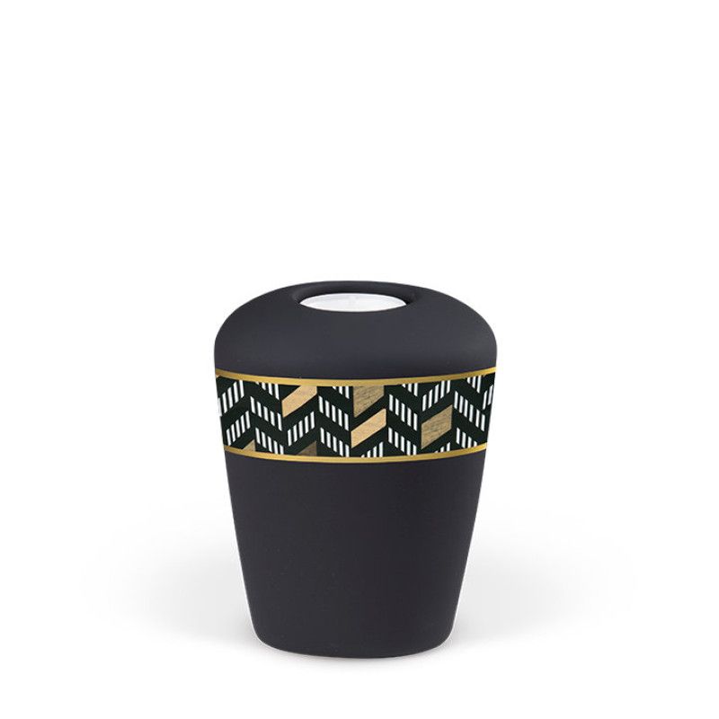 Keramikurne in anthrazit mit veloursartiger Oberfläche und einem dekorativen Band in geometrischem Muster in Schwarz, Weiß und Gold, Gesamtansicht.