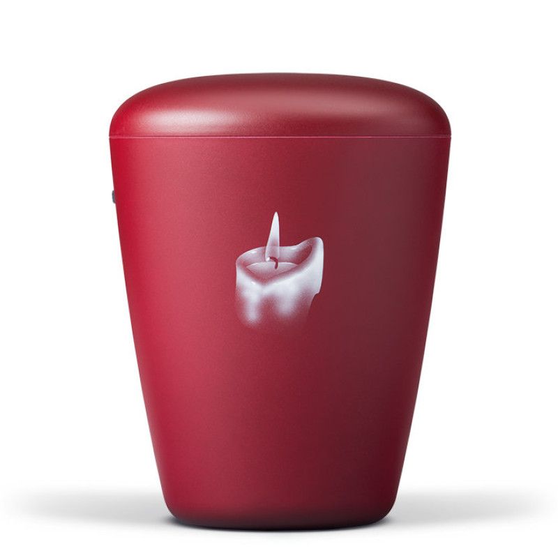 Naturstoffurne in weinrot mit samtiger Velours-Oberfläche und einem Airbrush-Motiv einer Kerze, in runder Form mit einem leicht gewölbten Deckel.