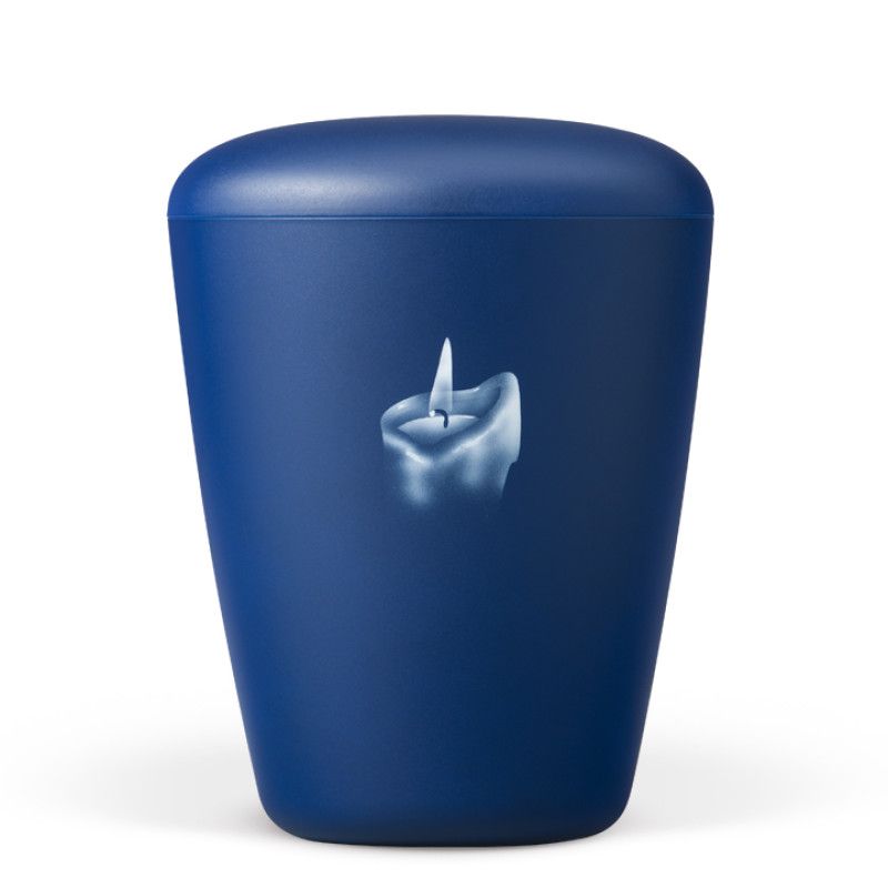 Naturstoffurne in saphirblauem Velours mit Airbrush-Motiv einer Kerze, in ovaler Form und mit glatter Oberfläche, Gesamtansicht.