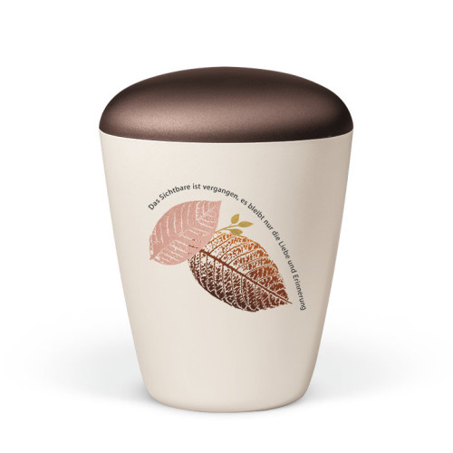 Naturstoffurne in cremeweiß mit perlmuttartigem Finish, braunem Deckel und Blattdesign, versehen mit einem Trauertext auf der Vorderseite.
