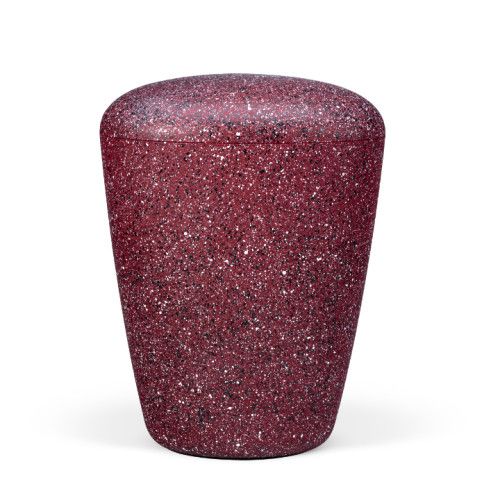Die naturstoffurne in weinrot mit Velours-Oberfläche hat eine ovale Form und eine strukturierte Steinoptik, sichtbar in einer Gesamtansicht.