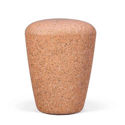 Naturstoffurne in Ockerorange mit Steinoptik, kegelförmig und glatt, Gesamtansicht ohne sichtbare Details.